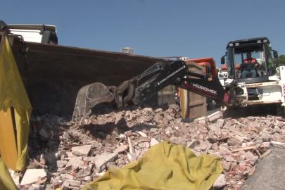 İstanbul Maltepe'de hafriyat kamyonu devrildi, yol trafiğe kapandı