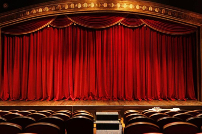 Bursa Devlet Tiyatrosu’nun kursiyerleri sahnede mezun oldu