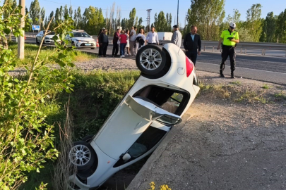 Sivas'ta su kanalına yuvarlanan otomobildeki 3 kişi yaralandı