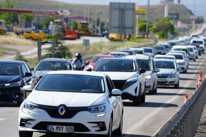 Tatilcilerin bayram yolcuğu sürüyor: 43 ilin geçiş güzergahında yoğun trafik