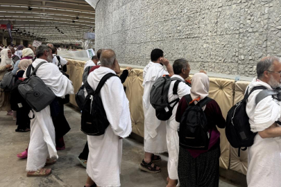 Hacılar, bayramın ikinci gününde de şeytan taşladı