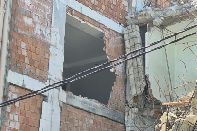İstanbul Avcılar'da kısmi çöken binanın yıkımı sırasında bitişik apartmanın da duvarı yıkıldı