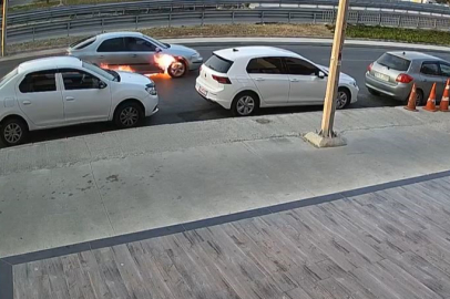 İstanbul D-100 Karayolu'nda seyir halindeki araç alev aldı