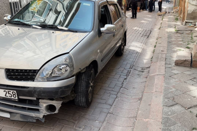 İstanbul Zeytinburnu'nda otomobil doğal gaz kutusuna çarptı, facia ucuz atlatıldı