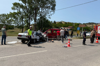 Kastamonu'da Tofaş otomobil ile hafif ticari araç çarpıştı