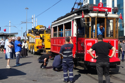 İstanbul Taksim’de nostaljik tramvay arızalandı, yerine akülü tramvay devreye girdi