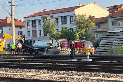 Kütahya'da kargaların demiryolu hattında elektrik kablolarına teması yangın çıkarttı