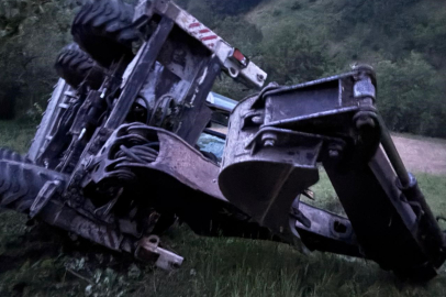 Sakarya'da yamaçtan yuvarlanan iş makinesinden atlayarak kurtuldu