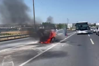 Tekirdağ'da seyir halindeki araç alev aldı: 3 yolcu son anda kurtarıldı