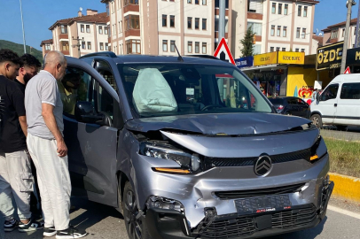 Bartın'da kavşakta zincirleme kaza : 1 yaralı