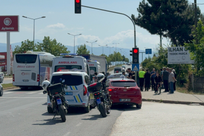 Düzce'de yayaya yol veren otomobile çarpıp takla attı: 3 yaralı