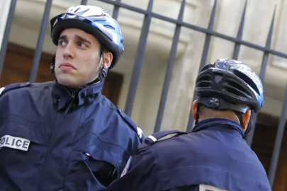 Fransa'da okulda bıçaklı saldırı! Çantasını arayan asistanı öldürdü