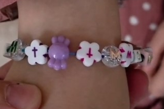 İstanbul'da Sultangazi'de okul kantininde satılan haç işaretli bileklik velilerin tepkisini çekti