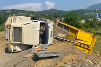 Bartın'da toprak boşaltan kamyon devrildi: 1 yaralı
