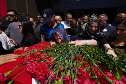 Ferdi Zeyrek gözyaşlarıyla uğurlandı: İkiz kızlarının son isteği yürek dağladı