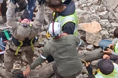 Gabar Dağı'nda kayalıklardan düşen genç, askeri helikopterle alındı