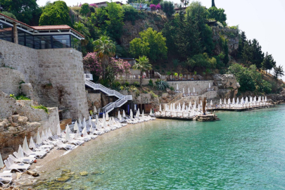 Plajdaki 1000 liralık şezlong ücreti yarıya düşürüldü