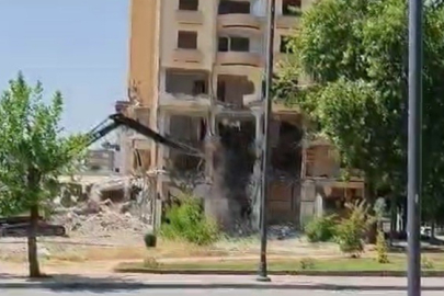 Gaziantep'te ağır hasarlı bina kontrollü şekilde yıkıldı
