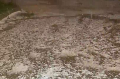 Gümüşhane Kelkit'te dolu yağışı ilçeyi beyaza bürüdü