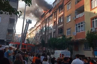 İstanbul Sultangazi’de 4 katlı binanın çatısında yangın çıktı, alevler yan binalara sıçradı