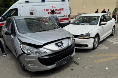 Batman'da iki otomobil çarpıştı: 3 yaralı