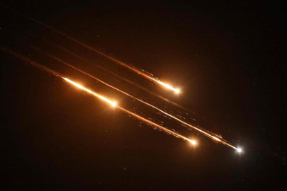 İran, İsrail'i vurmaya başladı! Tel Aviv'den dumanlar yükseliyor