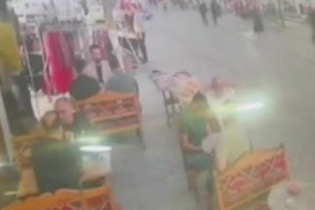 İstanbul Gaziosmanpaşa’da motosiklet yemek yiyenlerin arasına daldı