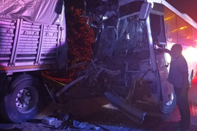 İşçi servisi park halindeki tıra çarptı: 5'i ağır 20 yaralı