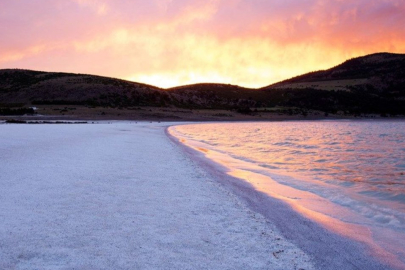 Burdur'da Salda Gölü’ne giren baba oğul boğularak hayatını kaybetti