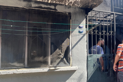 İzmir'de 4 katlı binanın zemin katında yangın