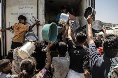 Soykırımcı İsrail, Gazze'de yine yardım bekleyenleri hedef aldı: 20 Filistinli hayatını kaybetti
