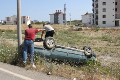 Antalya Serik'te otomobil şarampole yuvarlandı, sürücü ve 13 yaşındaki çocuğu yaralandı