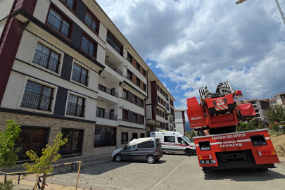 Karabük'te arkadaşına intihar edeceğini söyledi, polis ve itfaiye balkondan girerek kurtardı
