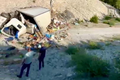 Antalya'da yoldan çıkan kamyon boş alana yuvarlandı