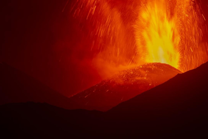 Endonezya'da yanardağ patlaması: En yüksek düzeyde alarm verildi