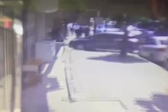 İstanbul Bahçelievler'de kuyumcunun para dolu çantasını çalan silahlı şüpheliler kamerada