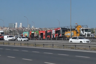 İstanbul'da Haliç Köprüsü'nde arızalı metrobüsü çeken yol yardım aracı kaza yaptı