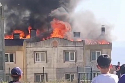 Kocaeli'de tamiratı yapılan çatı alev alev yandı