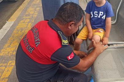 Şanlıurfa'da otobüs beklerken ayağı oturağa sıkışan çocuğun imdadına itfaiye yetişti