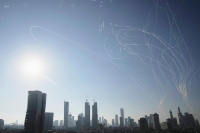 İran, İsrail'e yeni bir füze dalgası başlattı