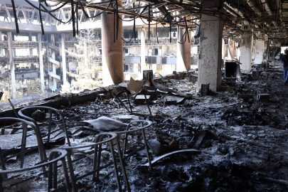 İran Radyo ve Televizyon Kurumu'nda İsrail saldırısının yol açtığı hasar görüntülendi