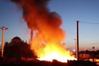 Aksaray'da şehrin merkezindeki çöplükten yükselen alevler korkuttu