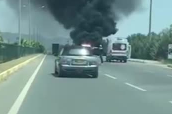 Balıkesir'de alevlere teslim olan yolcu minibüsü küle döndü