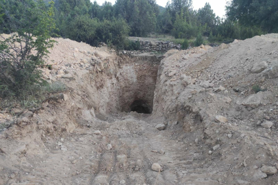 Kepçe ile kaçak kazı yaparken yakalandılar