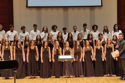 Bursa Zeki Müren GSL Korosu İzmir'de uluslararası başarıya imza attı