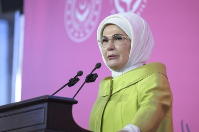 Emine Erdoğan, 'Ulusun Annesi' sergisinin anı defterini imzaladı