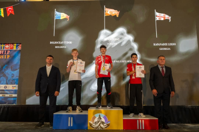 Bursa'da öğretmenini tavsiyesi üzerine başladığı bilek güreşinde Avrupa şampiyonu oldu!