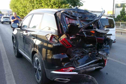 Kocaeli'de yeni alınan araca kamyon çarptı: 1 yaralı