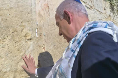 Netanyahu, ABD'nin İran'a saldırılarının ardından Trump için Ağlama Duvarı'nda dua etti