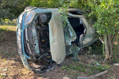 Aydın'da otomobil yol kenarındaki tarlaya girip yan yattı: 4 yaralı